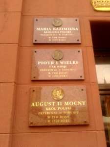 Tablice upamiętniające pobyt znanych osobistości w kamienicy pod adresem Rynek Staromiejski 21 w Toruniu