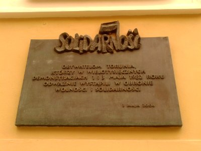 Tablica Solidarność na kościele Świętego Ducha w Toruniu