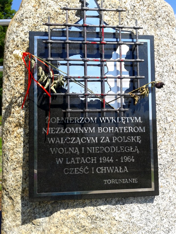 Tablica nowego pomnika żołnierzy wyklętych w Toruniu