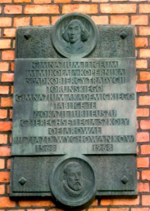 Tablica pamiątkowa na I Liceum Ogólnokształcącym w Toruniu imienia Mikołaja Kopernika