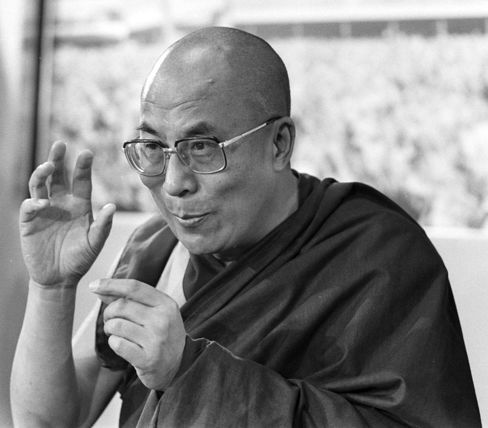 Tenzin Gyatso, 14th Dalai Lama of Tibet at a press conference on 14 May 1986 in the Netherlands, from- De Dalai Lama tijdens een persconferentie na aankomst op Schiphol, Bestanddeelnr 933-6562 (cropped)
