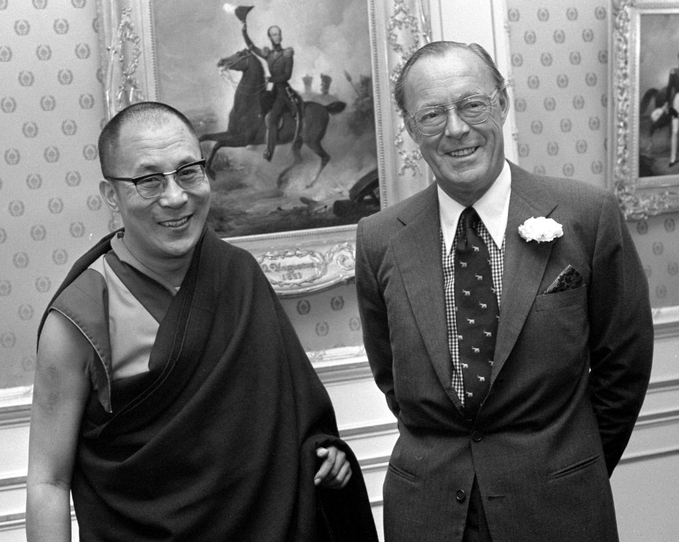 Tenzin Gyatso, 14th Dalai Lama of Tibet with Prince Bernhard of Lippe-Biesterfeld on 9 October 1973 in the Netherlands, from- Prins Bernhard ontvangt Dalai Lama op Paleis Soestdijk, Bestanddeelnr 926-7407 (cropped)