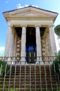 Temple of Portunus, view 2 - Rome Italy - DSC00505