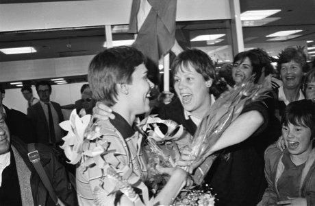 Tafeltennisters Bettine Vrieskoop en Sandra de Kruyff op Schiphol terug na EK Ta, Bestanddeelnr 932-1222