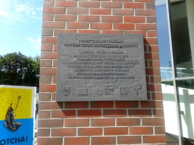 Tablica informacyjna na jednym z zewnętrznych filarów Centrum Sztuki Współczesnej Znaki Czasu