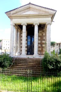 Temple of Portunus, view 3 - Rome Italy - DSC00510