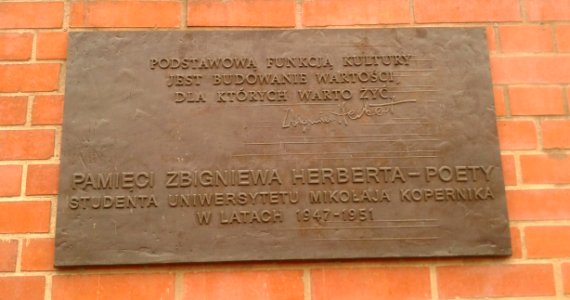 Tablica upamiętniająca Zbigniewa Herberta na starówce w Toruniu