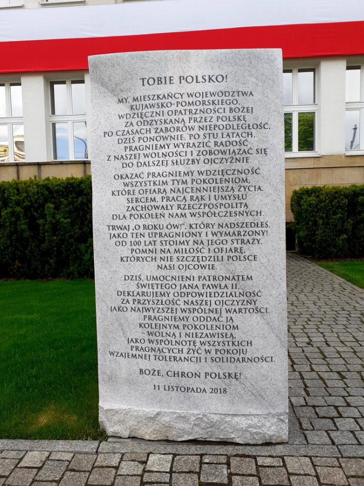 Tablica TOBIE POLSKO! przed Urzędem Marszałkowskim w Toruniu
