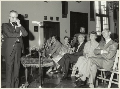 Ter gelegenheid van het eeuwfeest van de telefonie in Nederland vindt in het Haarlemse stadhuis een tentoonstelling plaats, terwijl genodigden tijdens een officiële bijeenkomst via de televi, 