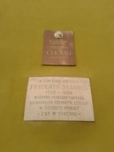 Tablice pamiątkowe na kamienicy pod adresem ulica Mostowa 14 w Toruniu