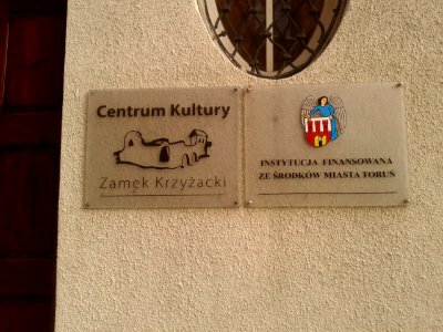 Tablice przed wejściem do siedziby Centrum Kultury Zamek Krzyżacki w Toruniu