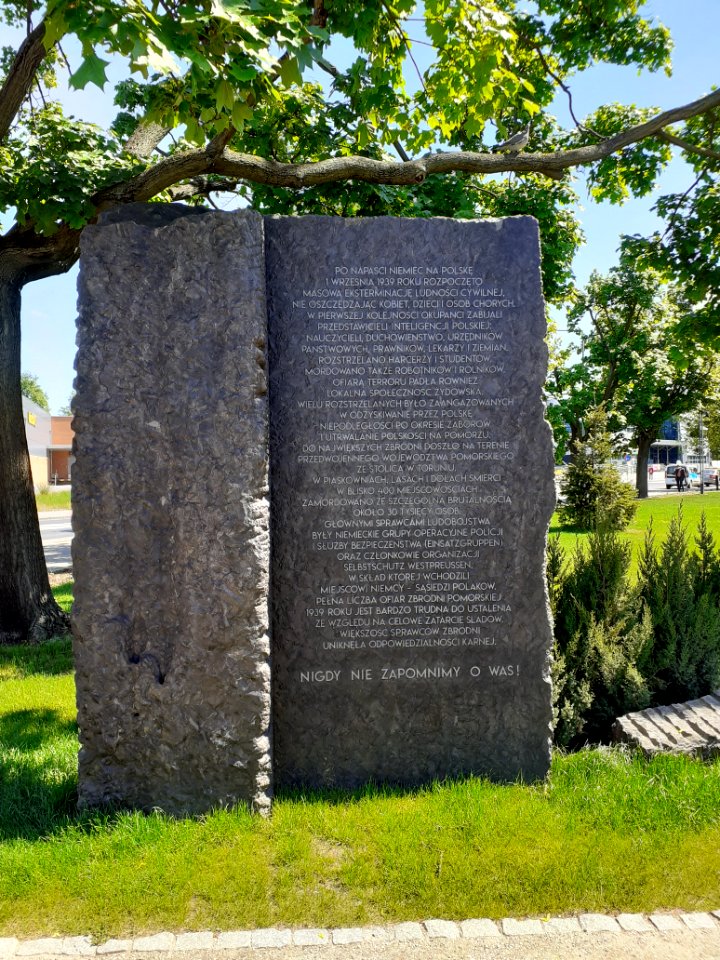 Tablica w Parku Pamięci Zbrodni Pomorskiej z 1939 roku w Toruniu