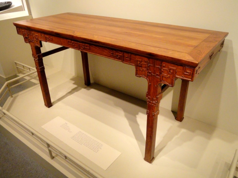 Table, China, Qing dynasty, mid 17th - mid 18th century, huali wood (a type of rosewood) - Arthur M. Sackler Gallery - DSC05914