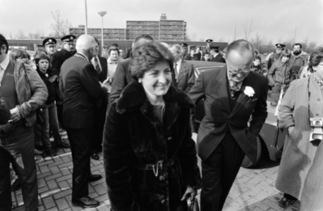 T.g.v. 25e boomfeestdag hebben Prinses Margriet en Prins Bernhard een herdenkingsboom geplant in het Maliepark te Apeldoorn, Bestanddeelnr 931-3800 photo