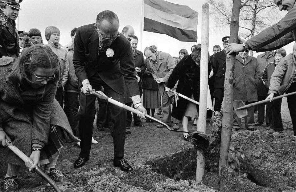 T.g.v. 25e boomfeestdag hebben Prinses Margriet en Prins Bernhard een herdenkingsboom geplant in het Maliepark te Apeldoorn, Bestanddeelnr 931-3798