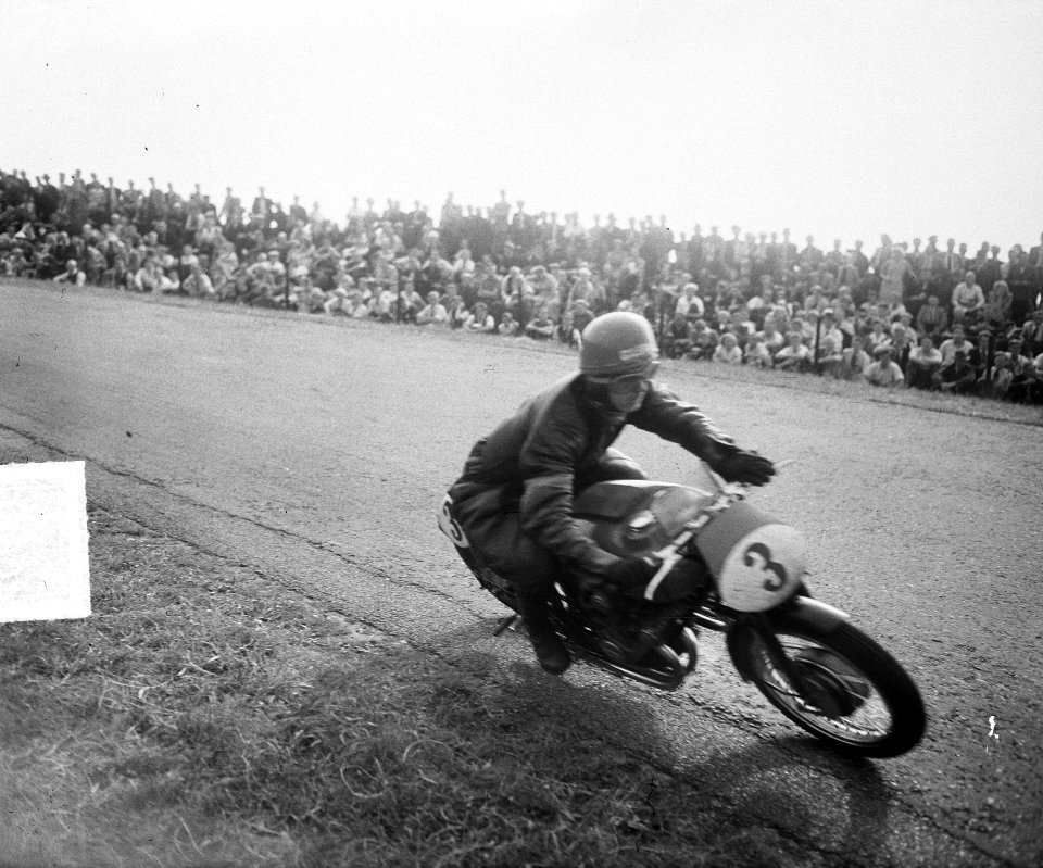 T.T. races Assen. Umberto Masetti (winnaar 500 cc) in aktie, Bestanddeelnr 904-0666