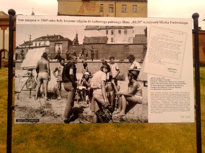 Tablica pamiątkowa filmu Rejs Marka Piwowskiego od strony Wisły