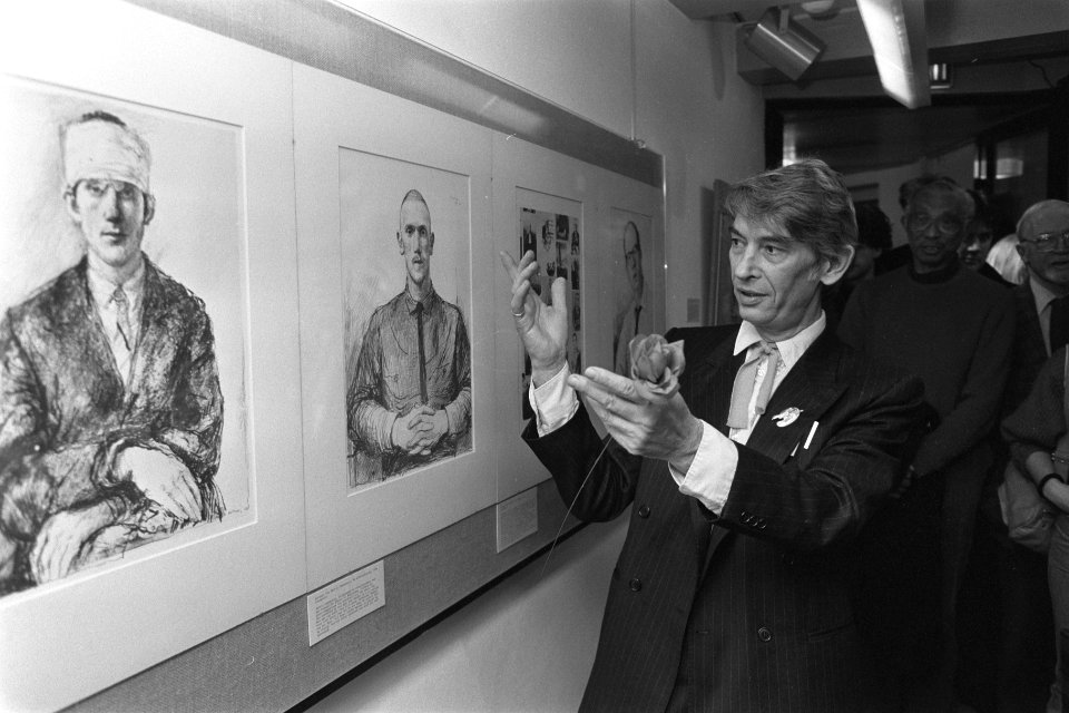 Tentoonstelling Aat Veldhoen in AHM Aat Veldhoen bij portret van Bart Hughes, Bestanddeelnr 933-8590