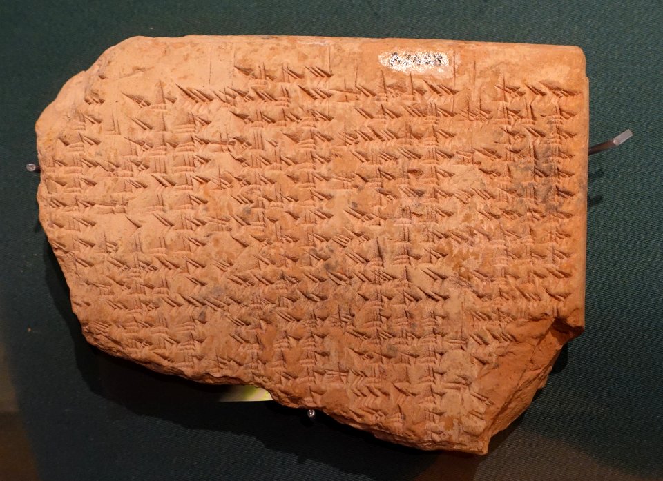 Tablet giving daily position of the moon for Seleucid year 118, 193-192 BC - Oriental Institute Museum, University of Chicago - DSC07185