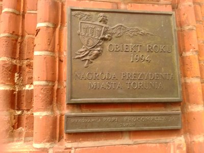 Tablica Obiekt Roku 1994 na kamienicy pod adresem Żeglarska 13 w Toruniu