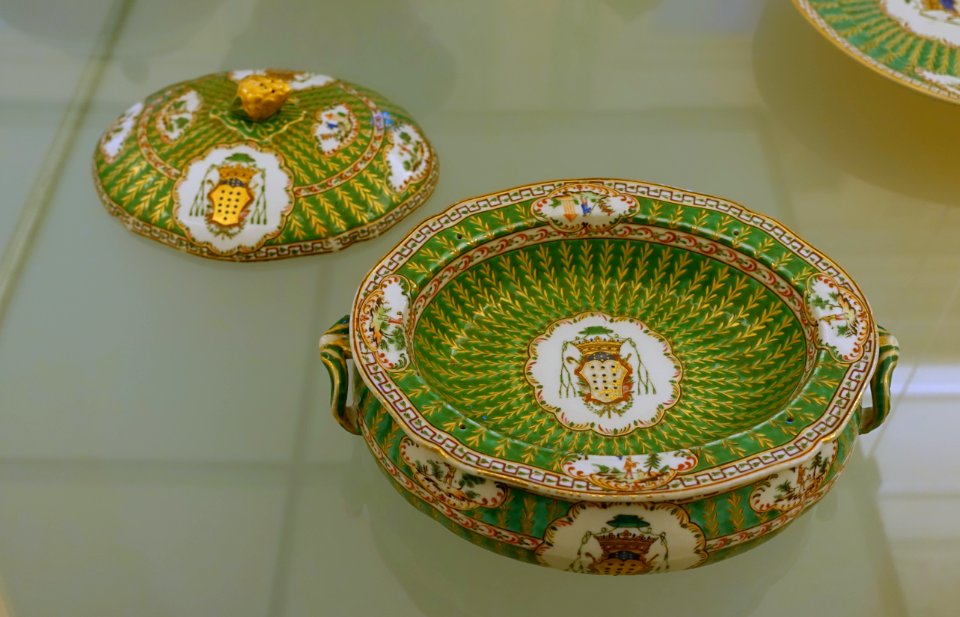 Table set owned by Porto Bishop António de San José de Castro, China, Jiaqing period, c. 1800-1810, porcelain - Museu Nacional de Soares dos Reis - Porto, Portugal - DSC00463