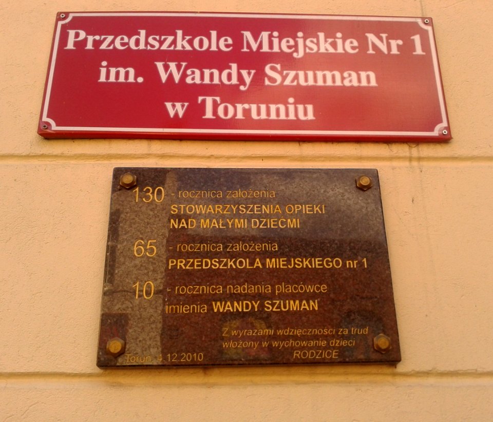Tablice informacyjna i pamiątkowa Przedszkola Miejskiego Nr 1 imienia Wandy Szuman w Toruniu