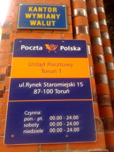 Tablice informacyjne przed wejściem do Urzędu Pocztowego 1 w Toruniu