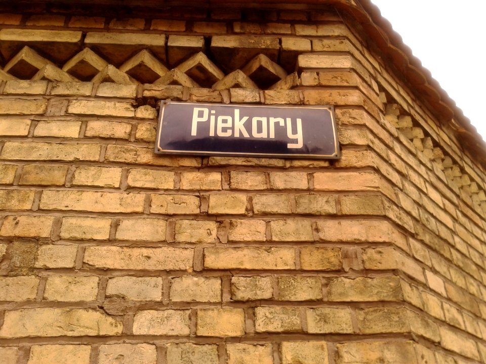 Tabliczka z nazwą ulicy Piekary na murach Aresztu Śledczego w Toruniu