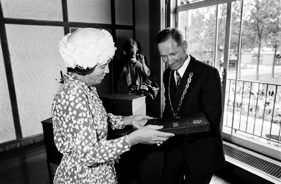 Ter gelegenheid van het 50 jaar droogvallen van de polder is een jubileumboek ui, Bestanddeelnr 930-9779