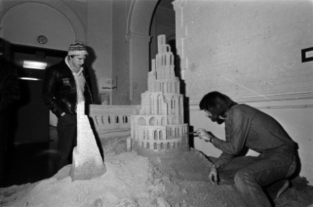 Tentoonstelling Fantastische Architectuur in Amsterdams Stedelijk Museum, kunstenaar Pieter Wiersma bouwt een zandkasteel in hal van Museum, Bestanddeelnr 931-3465
