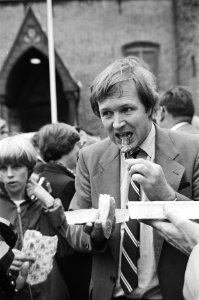 T.g.v. de laatste vergadering van de Tweede Kamer voor zomerreces werd op het Binnenhof jaarlijkse barbecueparti gehouden Terlouw, Bestanddeelnr 931-5642