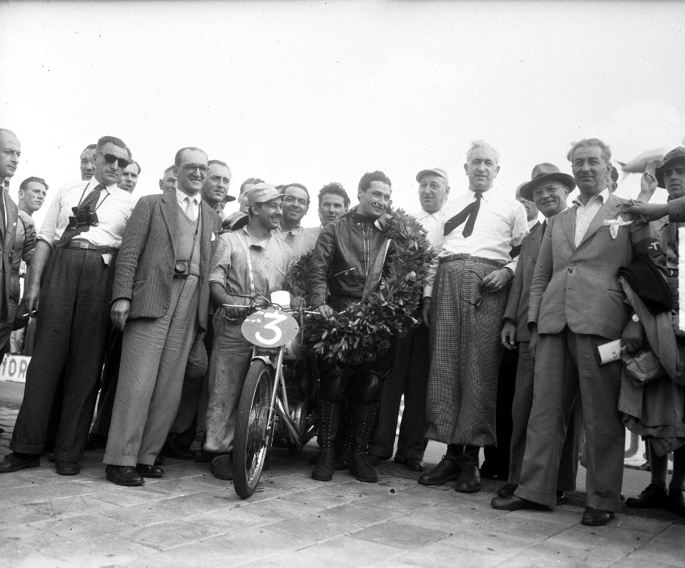 T.T.Races Assen. Bruno Ruffo (winnaar 125cc), Bestanddeelnr 904-0668