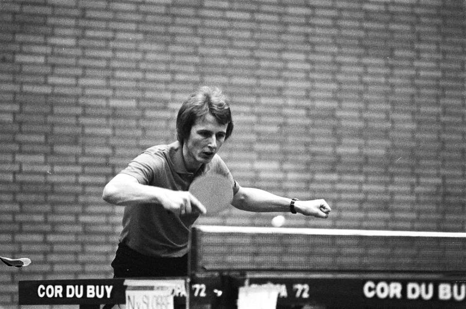 Tafeltennis om NTTB-cup in Huizen winnaar Nico van Slob in actie, Bestanddeelnr 929-5363