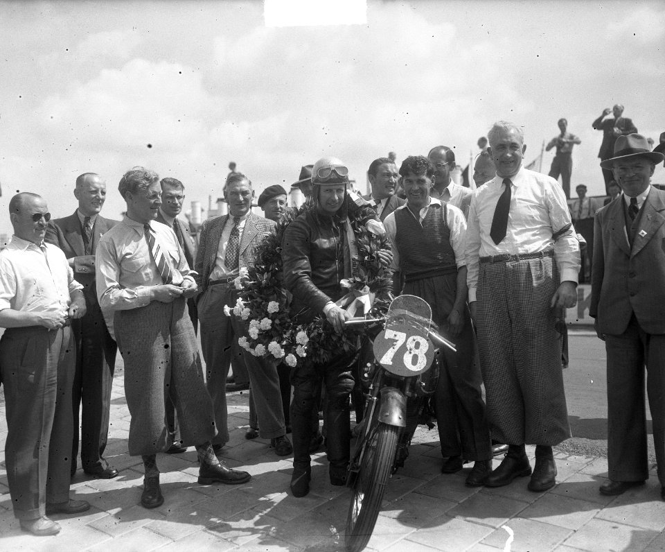 T.T. races Assen. R. Forster (Velocette) 350 cc winnaar met krans nummer 78, Bestanddeelnr 904-0665