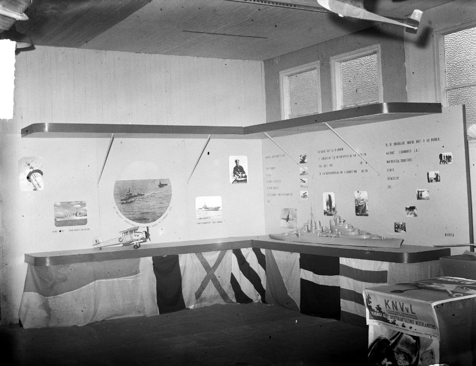 Tentoonstelling Drie Zuilen te Utrecht. Stand van de Marine Voorlichtingsdiens, Bestanddeelnr 903-9502