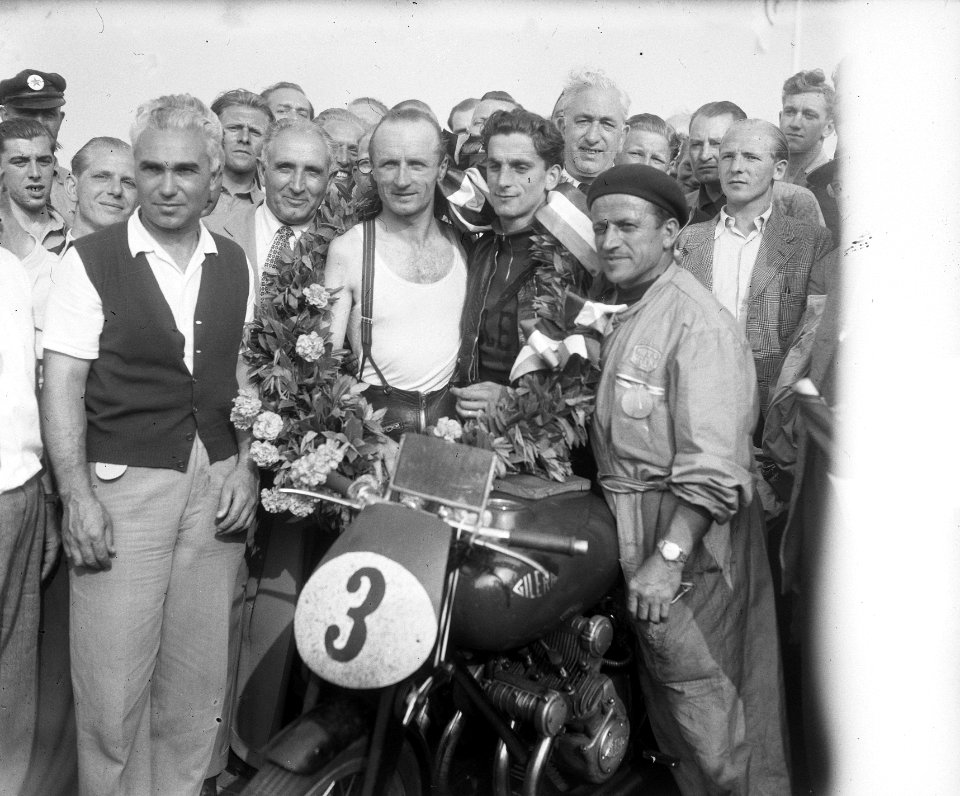 T.T. races Assen. Umberto Masetti (winnaar 500cc) (r) en Nello Pagani (l), Bestanddeelnr 904-0667
