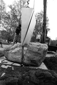 Tentoonstelling Amstelpark '84-Beeldhouwkunst plaatsen beeld Wedge van Dirk, Bestanddeelnr 932-9648