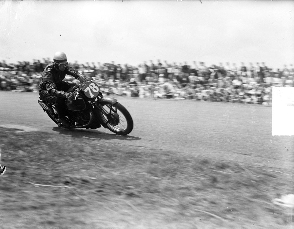 T.T. races Assen. R. Forster (Velocette) 350 cc winnaar in bocht, Bestanddeelnr 904-0664