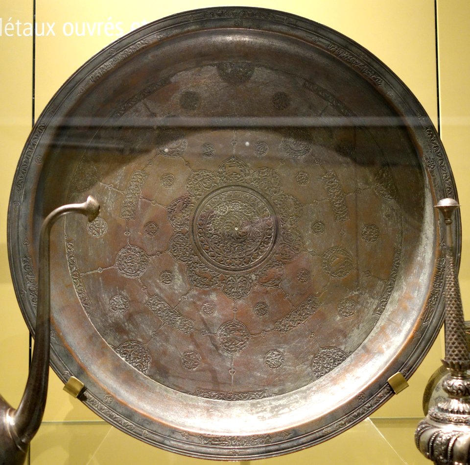 Tabaq (tray) with a Persian poem about friendship and love, Iran, late 16th century, engraved and tinned copper - Royal Ontario Museum - DSC04750