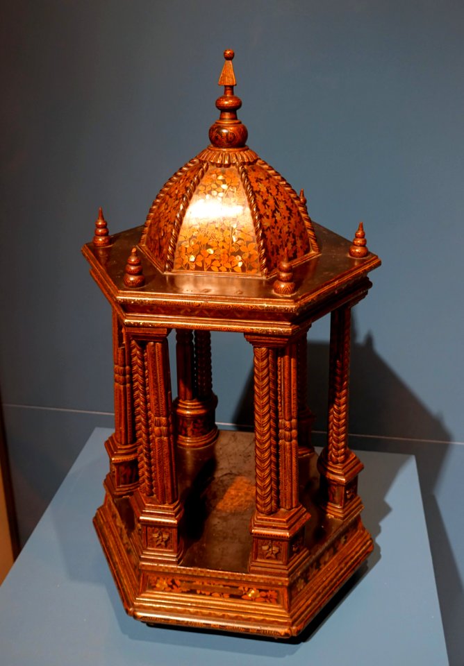 Tabernacle, Japan, late 1500s to early 1600s AD, lacquered wood, mother-of-pearl, gold - Peabody Essex Museum - DSC07674