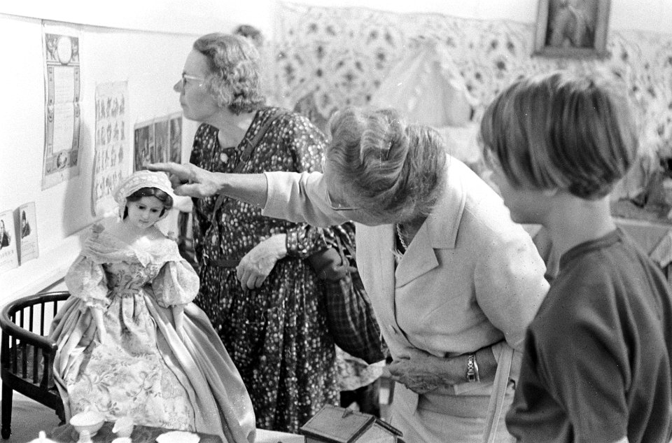 Tentoonstelling Antieke trant in Kinderland te Den Haag , oma en kleinkind bekij, Bestanddeelnr 919-4572