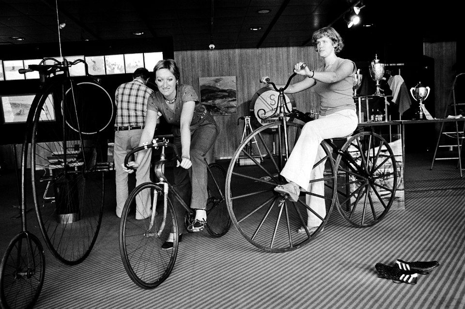 Tentoonstelling Fietsen van Jaap Eden tot de Kneet in Amstelveen fiets va, Bestanddeelnr 930-3997