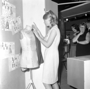 Tentoonstelling Femina in Ahoy te Rotterdam, een verstelbare paspop, Bestanddeelnr 918-2233
