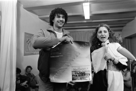 Tent. Zwart Wit over rascisme geopend doorRuud Gullit (Ajax) (Amsterdam) met af, Bestanddeelnr 932-8842