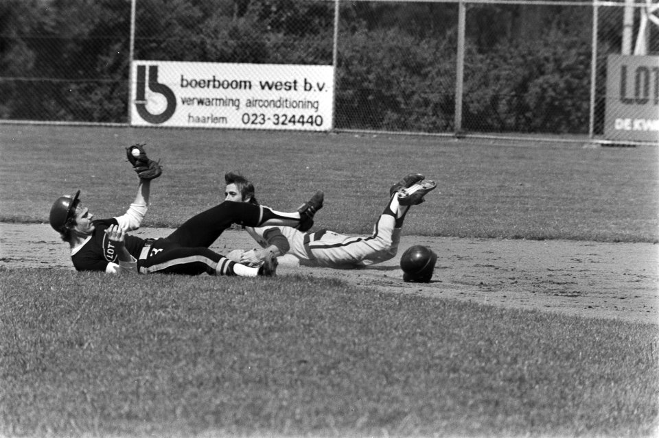 T. Nicols tegen L. Schoten (honkbal) in Haarlem, Horeman (LS) vangt Leurs (TN) u, Bestanddeelnr 928-7079