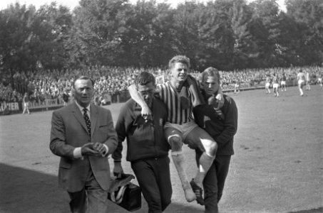 T. Valkenhoff van Holland Sport wordt van veld gedragen, Bestanddeelnr 921-6024