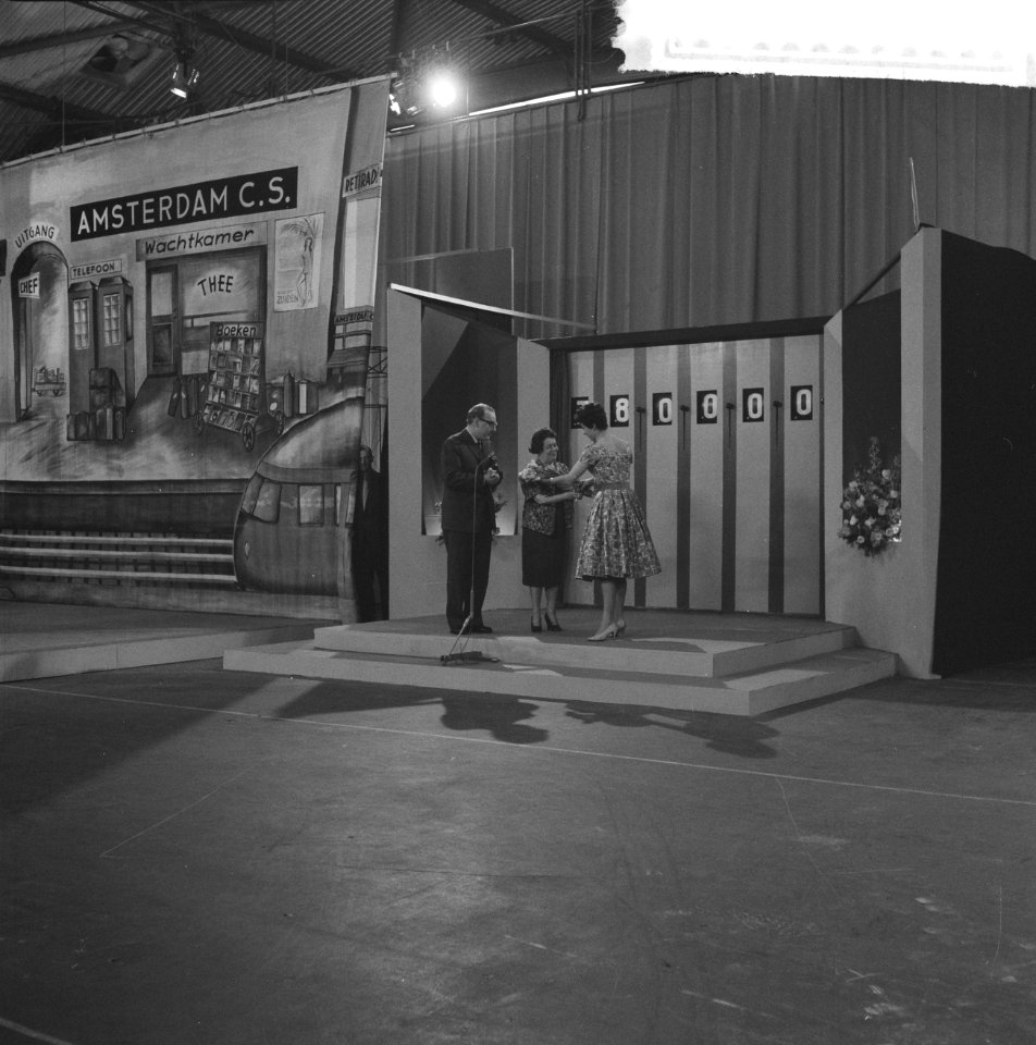 T V toto in de Expohal Julia de Gruyter , Theo Eerdmans , Maud, Bestanddeelnr 912-4198