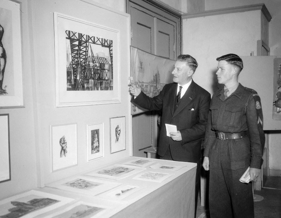 Tentoonstelling De militair met palet & camera in pale Het Lange Voorhout te De, Bestanddeelnr 909-1175