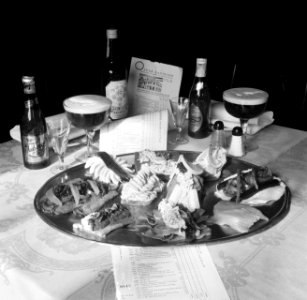 Tafel met daarop een schaal met diverse soorten smørrebrød en Deense bieren en A, Bestanddeelnr 252-9028 photo