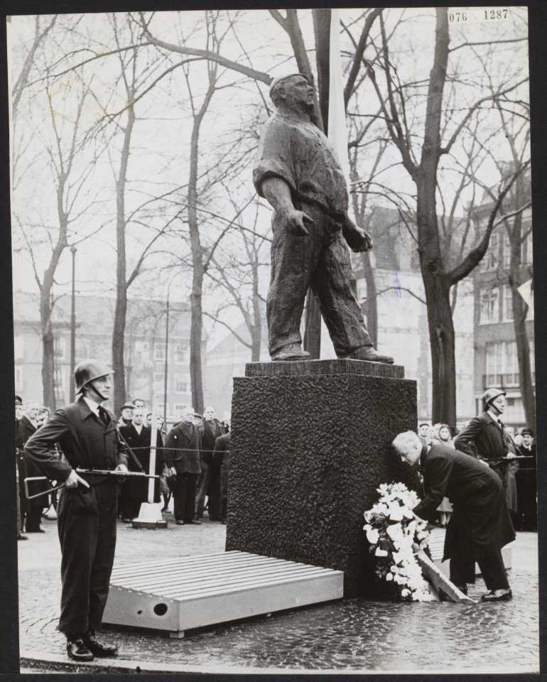 Ter herdenking van de Februaristaking 1941 heeft burgemeester mr. A. d'Ailly een, Bestanddeelnr 076-1287